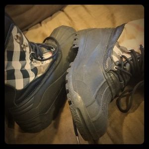Burberry ankle snowboot never worn they are too big